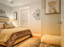 Cozy Blue Bungalow Walk Downtown! Free parking!