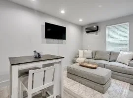The Jewel Modern Retreat Near YMCA & Downtown