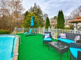 Hot Tub, Home Gym, Decks! Retreat 9 Mi to Mt Airy, hotel din Ararat