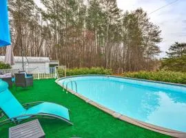 Hot Tub, Home Gym, Decks! Retreat 9 Mi to Mt Airy