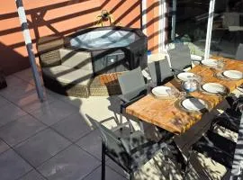 Superbe T3 neuf meublé 65m2 en roof top Fréjus avec espace terrasse pergola BBQ jacuzzi de 45m2