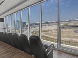 Viesnīca Shop & Dine: Fort Worth Condo w/ Racetrack Views! pilsētā Fortvērta