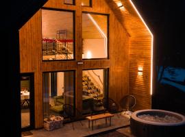 Kolibe Doftana โรงแรมในTrăisteni