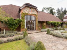 Gorgeous English Country Barn, Hotel in Taplow