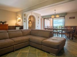 Chalet con vista e camino a 5minuti da Campo Felice, 2 camere, khách sạn ở Rocca di Cambio