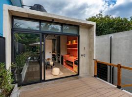 The Sandhaus - Boutique Design Villa with 8 Suites, hotel i Jacó