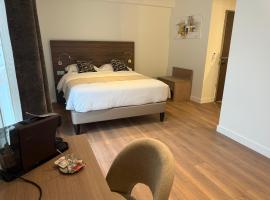 Logis Hotel Le Petit Casset, hotel u gradu La Boisse