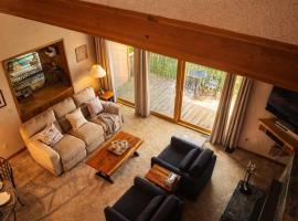 Top Floor Luxury, Sauna, Private Pool, Lake Bellaire Beach, 5 beds, 4 full bath, хотел в Bellaire