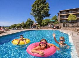Top Floor Luxury, Sauna, Private Pool, Lake Bellaire Beach, 5 beds, 4 full bath, hotel di Bellaire