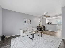 Modern 2BR townhome with full kitchen & dining