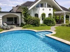 Rooms Adax with huge Garden, Swimming Pool and BBQ