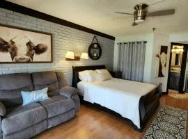 River Ranch Getaway! First Floor, Steps to Pool! 136