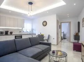 Hara's Cozy Apartment with Private Parking