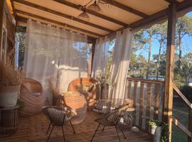 Un toit sur le bassin bungalow, Hotel in Claouey