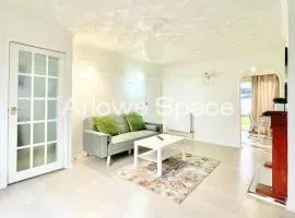 Bright 3-Bedroom House, Driveway and Garden