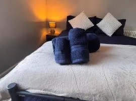 Central Near Hospital 2 Bedroom - Sleeps 4 - Self Check In - Fully Furnished