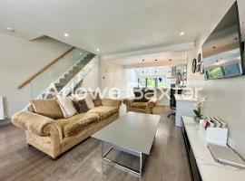 Premium 3BR House, French Doors and Private Garden, hotel din Borehamwood