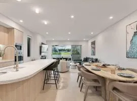 Bayside Luxury Retreat with Pool in Port Hacking