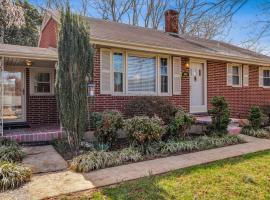 Cozy Ranch Retreat w Patio and Bonus Space, hôtel à Collinsville