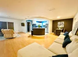 Luxurious Cottage With Full Yard Near The Beach