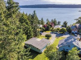 Wolf Beach Cottage by AvantStay, ξενοδοχείο σε Langley