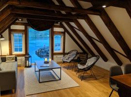 Løðupakkhúsið - Historical Warehouse - Top Floor, отель в Сёрвагуре