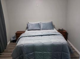 Bright Cozy 2-Bedroom Main Floor Suite, ξενοδοχείο σε Μπράμπτον