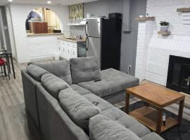 Bright Cozy 2-Bedroom Main Floor Suite: Brampton şehrinde bir otel