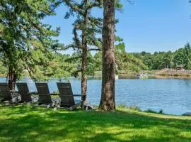 Lake It Right by AvantStay Lakefront w Dock Hot Tub Fire Pit Game Room