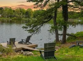 Inn the Poconos by AvantStay Private Lake Access Enclosed Hot Tub