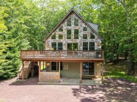 Coyote Cabin by AvantStay Hot Tub Walk to Lake, hotel a Lake Harmony