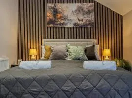 Forest Inspired Home - Sleeps 8 - Free Parking