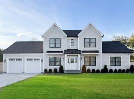 Summit Vista by Rove Travel Home with Patio & Pool, хотел в Westhampton