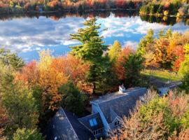 Tranquil Waterside by AvantStay, hotel v destinaci Pocono Summit