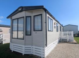 Beautifully presented, pet-friendly Caravan sited on the peaceful Durdle Door Holiday Park, hotell sihtkohas Wareham