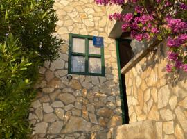 Robinzonska kuća uz more, отель в городе Ткон