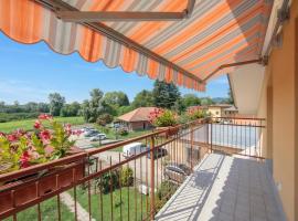 Silver Lake Apartment - Happy Rentals, hotel ad Angera