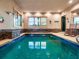 Spacious 6-Bedroom Cabin Near Smoky Mountains National Park, Hotel in Gatlinburg