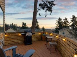 Deck Views Fire Pit Pool 3 Mins to Beach Madrona Tree Retreat by AvantStay, Hotel in Coupeville
