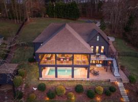 Luxury Lakefront Stay Private Dock IndoorOutdoor Pool The Retreat, Hotel in Denver