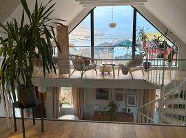 Design Villa with Panoramic Views & Large Windows, hotel a Miðvágur