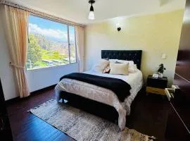 Habitación central con balcón, baño privado y parqueadero