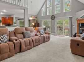 Chalet on Chalet by AvantStay Bright Cabin w Deck Fire Pit Near Lake, Hotel in Lake Harmony