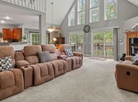 Chalet on Chalet by AvantStay Bright Cabin w Deck Fire Pit Near Lake