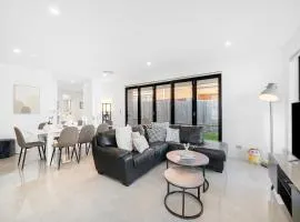 Modern West Ryde Retreat Quiet Area Easy Transport
