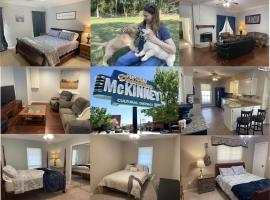 One acre family retreat near downtown Mckinney, hotel en McKinney