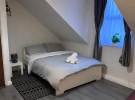 Loft Studio with Private Ensuite Bathroom and Kitchenette