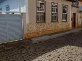 Casa estilo colonial, no Centro de Aiuruoca-MG.