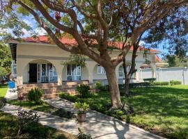 Spacious 4-bedroom beach house with WiFi, AC in Monkey Bay, hotel in Monkey Bay