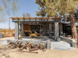 Popular Homestead! Location, Stargaze, Views!, hotel v destinaci Joshua Tree